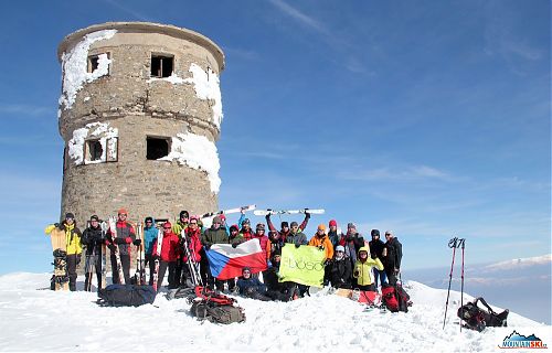 25 people from the tour organized by Naboso o.s. & MountainSki.cz on the summit of Titov vrvu