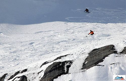 Parádní lyžování nad skalami - heliskiing z CMH Galena lodge