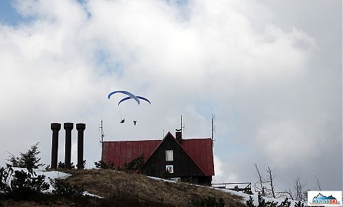 Paraglidiistů bylo v neděli na Lysé, resp. nad Lysou, více než skialpinistů a telemarkerů
