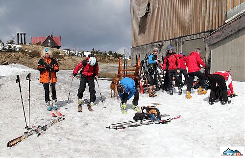 Kombinováno - skialpinisté a telemarkoví lyžaři se chystají ke sjezdu, spojeno s Pažoutem a jeho kolegy z Přerova