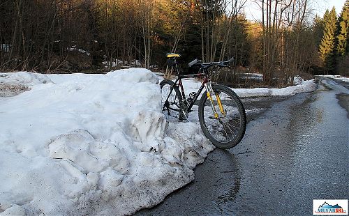 Dopoledne na lyžích na Lysé Hoře, navečer projížďka na kole mezi sněhovými bariérami, škoda, že to tak nejde po celý rok