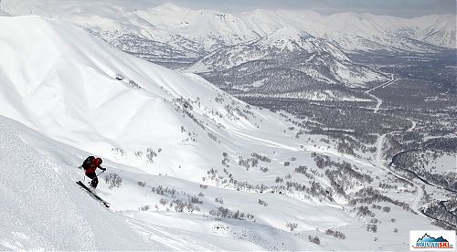 Matúš skiing from one of many peaks in the area of volcano Viljuchik