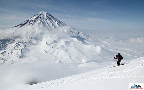 Kateřina Maťátková skiing from volcano Avachinsky