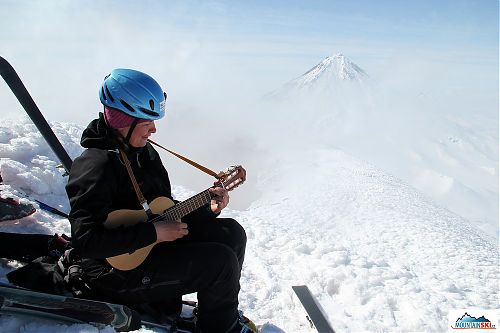 Improvizované kytarové vystoupení na vrcholu vulkánu Avačinskaja v podání Marty