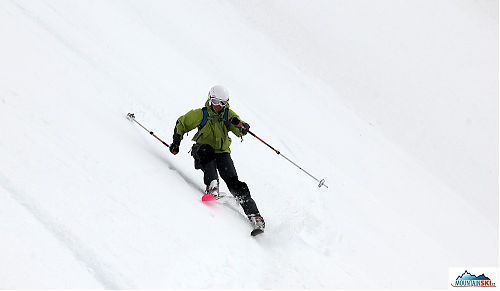Aljona skiing from the peak Palec
