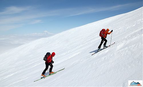 Silná skialpinistická dvojice z Višňového běží na Viljučinskij - výška asi 1300 metrů