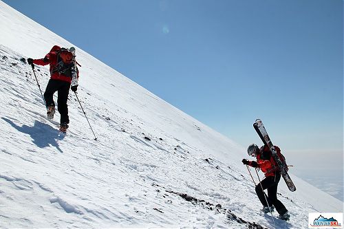 Skialpinisté z Višňového běží hore kopcom na Avačinskou
