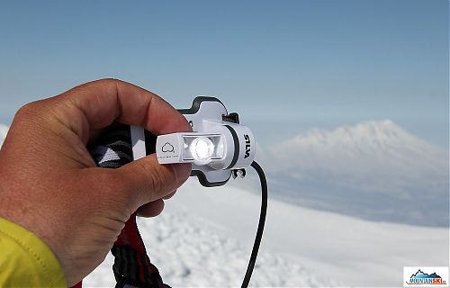 Čelovka zapnután na maximum na vrcholu Korjakského, v pozadí vulkán Zhupanovskij