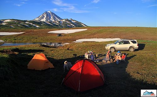 Podvečerní posezení s opékaným masem a vínem na jihu Kamčatky