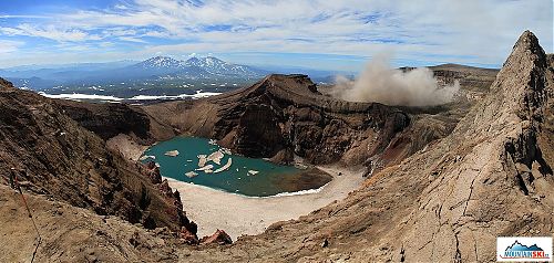 Kráter vulkánu Gorelyj - teleskopická hůlka na porovnání