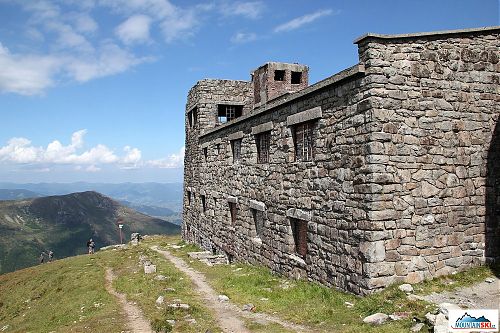 Bývalá meteostanice na vrcholu Pop Ivana Černohorského - oproti minulosti je spousta oken zazděných a hlavní budovu zakrývá nová střecha