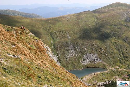 Výhled na horské pleso Brebeneskul ze svahů 2018 m vysokého vrcholu Hutyn-Tomnatyk