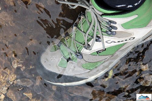Průchody vodními toky a stojatou vodou nedělají botám AKU Transalpina GTX 342 žádný problém
