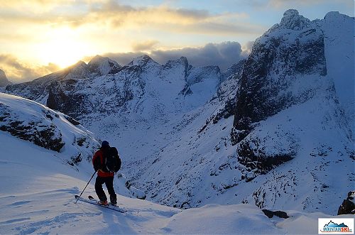 The beginning of steep part of the ski route from Segltinden