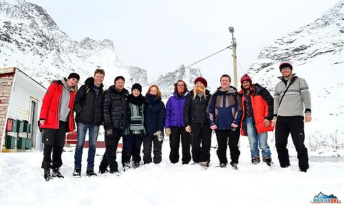 Naše skupinka zleva: Ida-Mari, Hollvar, Robert, ?, ?, Liv, naše Vanda, Bjorn a část Kejda Ski Team