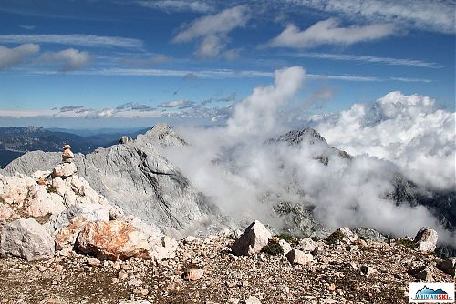 Vlevo od mraků vykukuje 2532 metrů vysoká Skuta