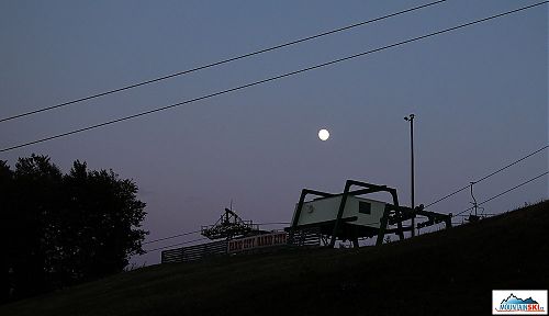 Měsíc svítí co to dá přes lana i stanice vleků