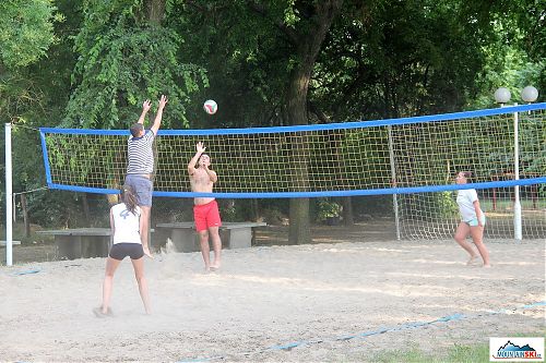 Asi nejrozumější aktivita, co se dala u jezera Palić dělat - plážový volejbal