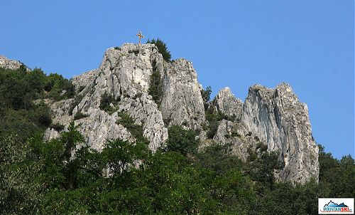 Jeden z křížů vypínajících se nad hlubokým kaňonem Matka