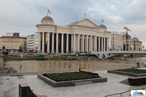 Zatím nedokončené archeologické muzeum a sochy všude, kde se člověk podívá - i v řece!