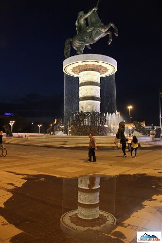 Obrovská fontána v centru Skopje, na koni sedí - modří již vědí