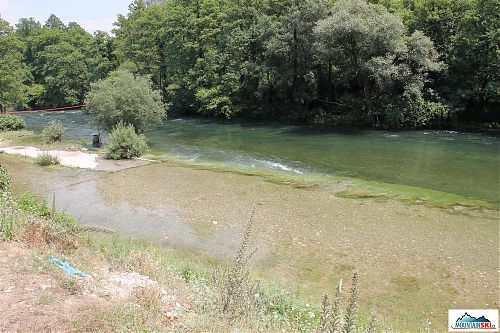 Závěr umělého kanálu na divokou vodu - výška vody se odvíjí od situace na přehradě