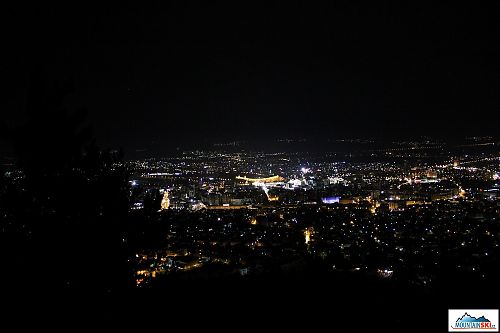 Noční Skopje z nadhledu - nejvíce svítící je hlavní náměstí