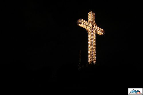 Obrovský kříž na kopci nad Skopje