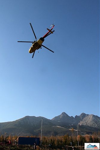 Vzlet nákladního vrtulníku ke snesení dalšího kusu zrušené lanovky