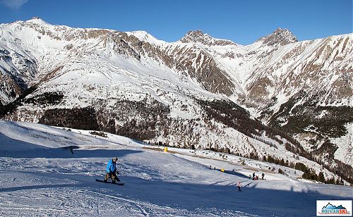 Na začátku či naopak na konci zimní sezony mohou být svahy za hranicemi lyžařského střediska pokryté menším množstvím sněhu nebo být zcela bez něj - Livigno