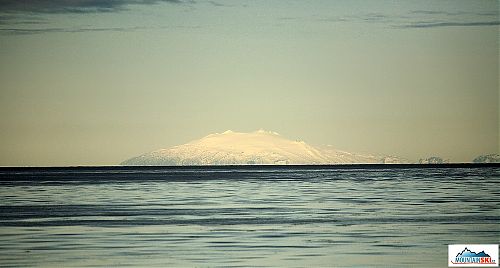 120 km z Reykjavíku vzdálená sopka pokrytá ledovcem Snaefellsjökull 1446 m