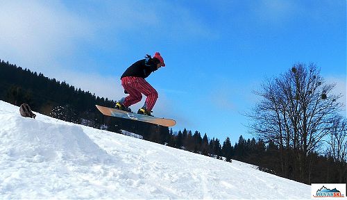 Pole dance celoročně - v zimě skákání na snowboardu