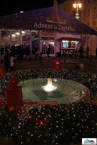 Advent u Zagrebu - prosinec a fontána funguje, jako kdyby bylo léto