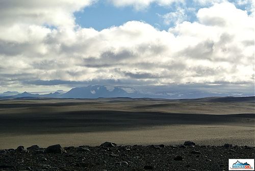Štěrková pustina se vzdáleným ledovcem Hofsjökull