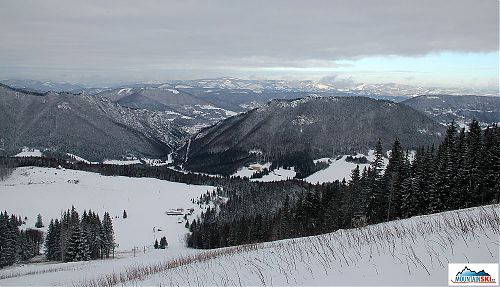 Svah pod námi až k chatě ještě nikdo nerozjezdil - čeká to na nás