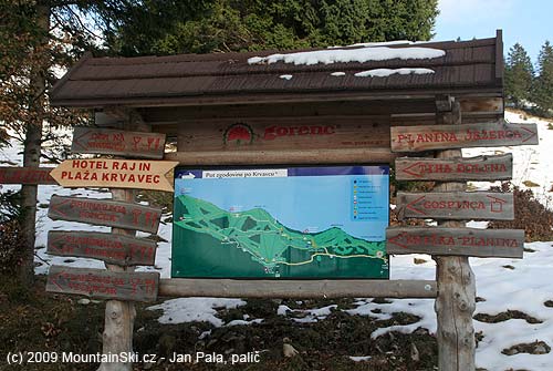 Zleva Zvoh, uprostřed Krvavec a napravo Kržišče