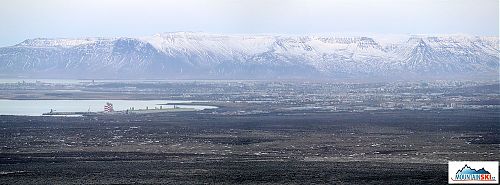 Reykjavík a v pozadí pohoří s nejvyšším vrcholem Esja - 914m