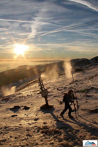 Před Kamienkou sněhu moc není, i skialpinistky chodí pěšky