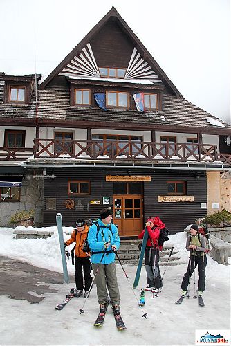 Skialpinisticko-freeridová skupina na odchodu od Popradského plesa - tady bylo ještě vidět