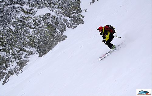 Zrovna jsem uprostřed přechodu mezi dvěma oblouky - proto to nestandardní postavení lyží