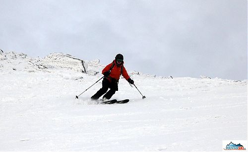 Iva valí dole kopcom