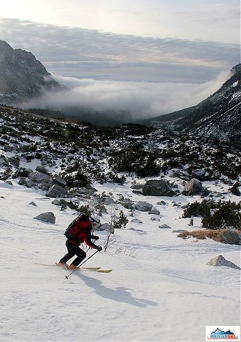 Popradské pleso je už pod pokličkou z mlhy a mraků