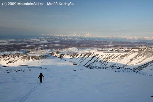 Cestou na Kozelskij sa pomaly otvárali výhľady, v diaľke vidno vulkán Viljučinskij, ktorý sme neskôr tiež zlyžovali