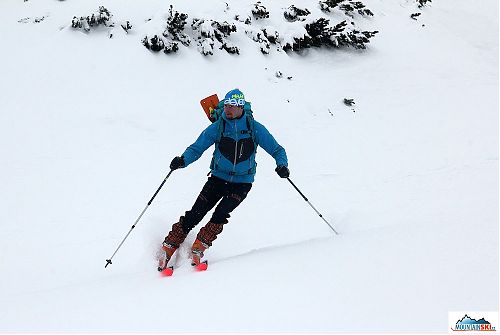 Správné old-school lyže - délka 190 cm, šířka po celé délce 65 mm a tomu odpovídající poloměr zatáčení tak 150 m!