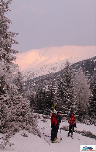 Cestou ze Žiarskeho sedla snášíme v některých místech lyže kvůli nedostatku sněhu