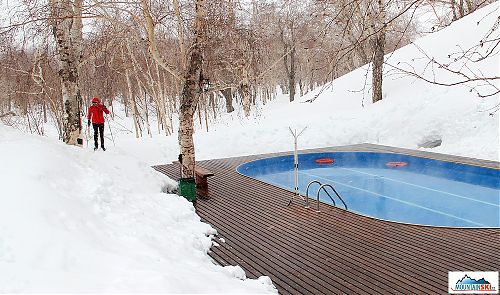 Nasťa Kuzmina se vrací z tréninku v kamčatských březových lesích - kolem vyhřívaného plaveckého bazénu v údolí řeky Paratunka