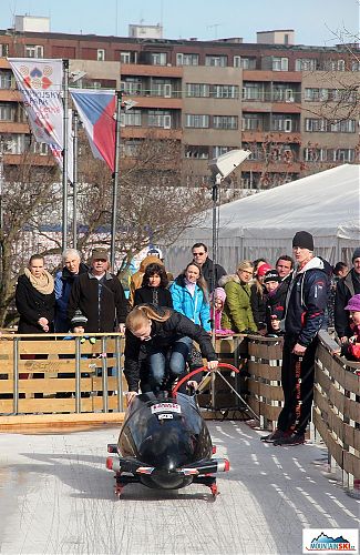 V Olympijském parku na Letné se dal vyzkoušet i rozběh a naskočení do bobu - bylo to povedené