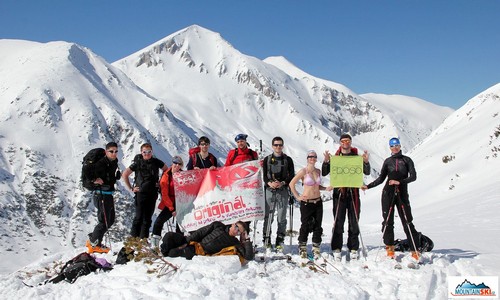 Grupen foto cestou na Todorku, v pozadí 2914 metrů vysoký Vichren