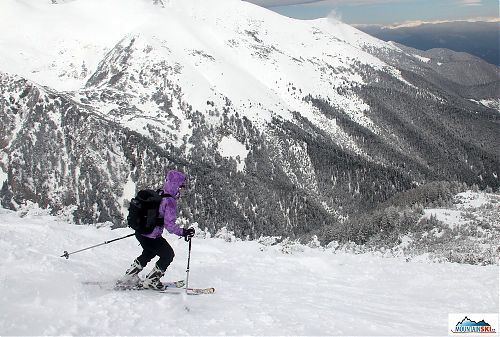 Dole kopcem z nejvyššího místa lyžařského střediska Bansko