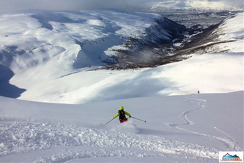 Tromsdaltinden hneď za Tromso ponúka prašanový zjazd najvyššej úrovne